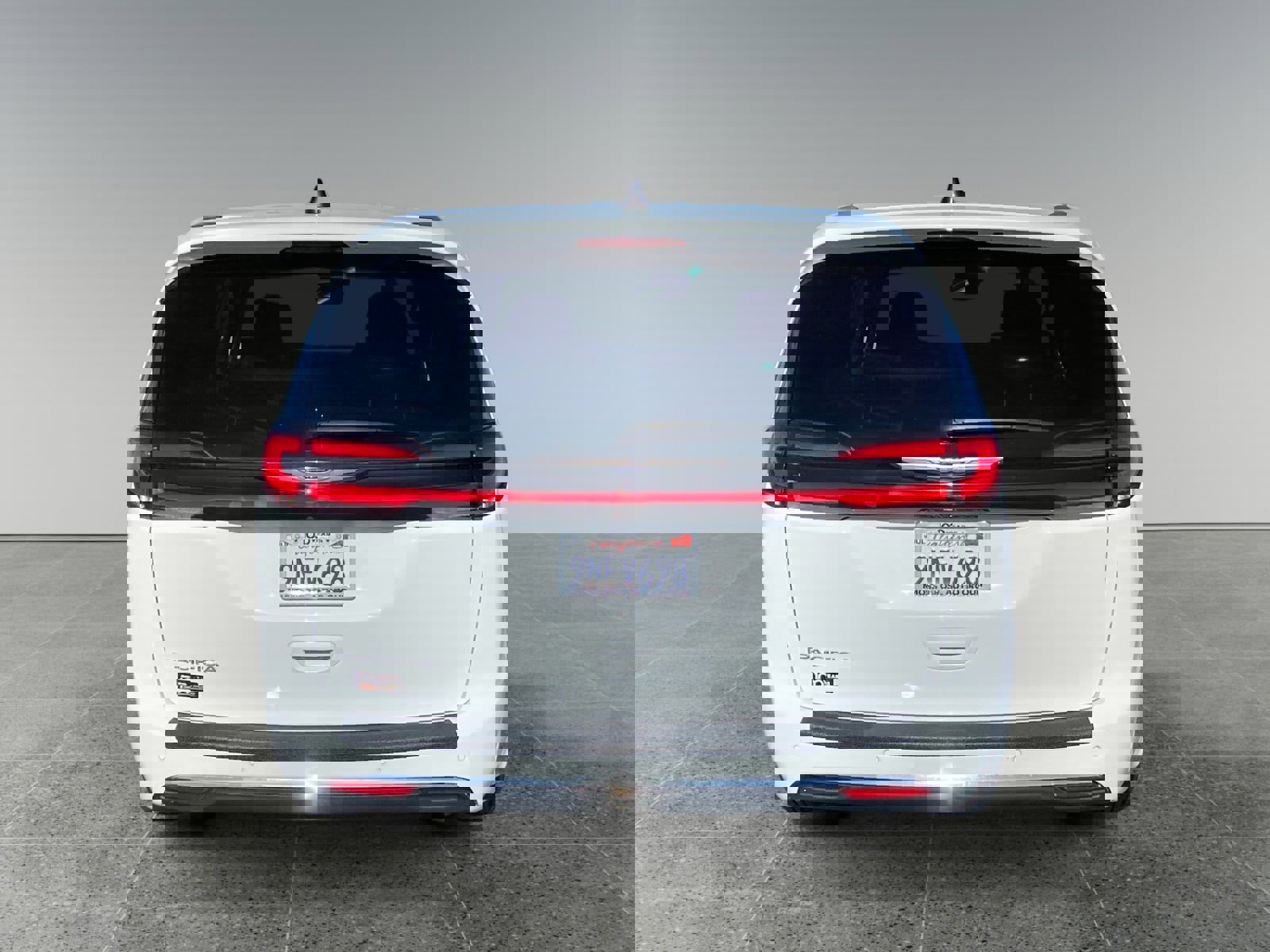 Used 2024 Chrysler Pacifica Touring image 4