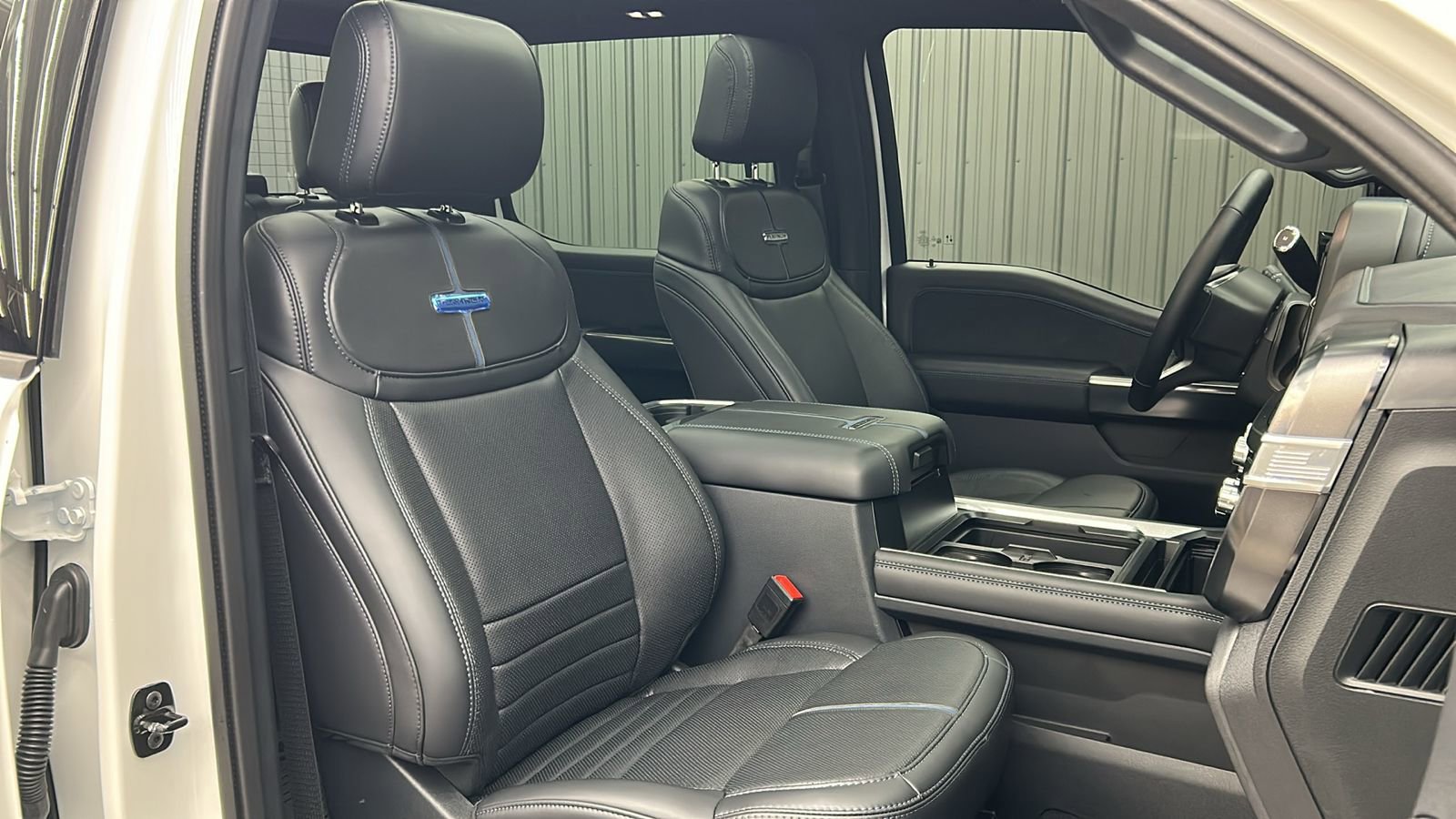 Used 2025 Ford F450 Platinum w/ FX4 Off-Road Package image 42