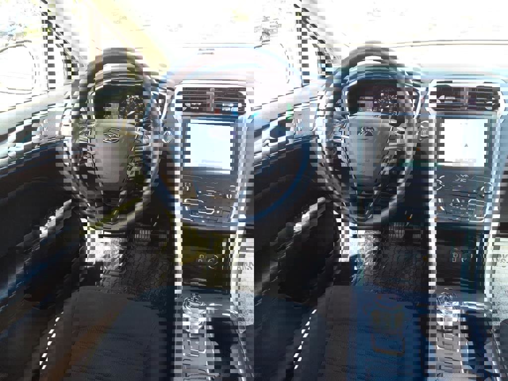 Used 2020 Ford Fusion SE image 12