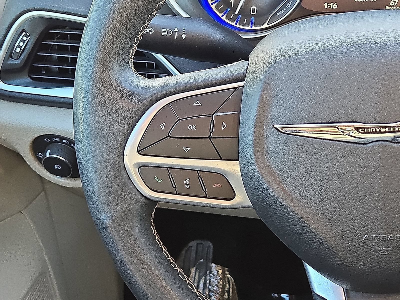 Used 2023 Chrysler Pacifica Touring-L FWD image 19