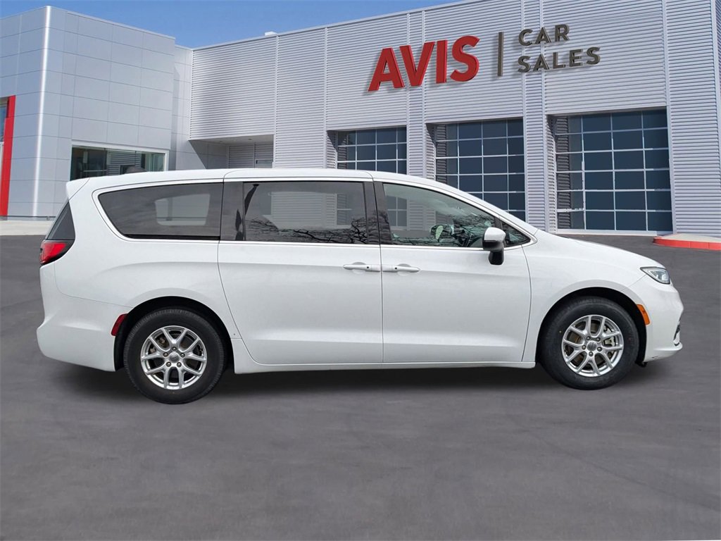 Used 2023 Chrysler Pacifica Touring image 9