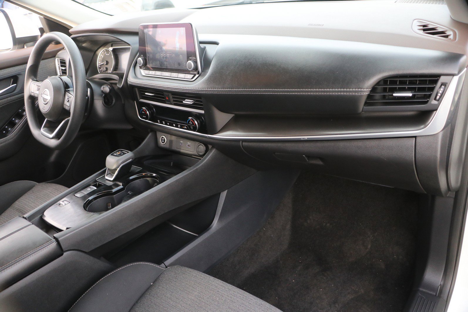 Used 2023 Nissan Rogue SV image 34