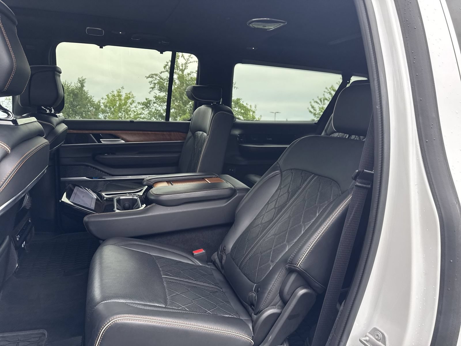 Used 2024 Jeep Grand Wagoneer L Series III AWD/4WD image 13