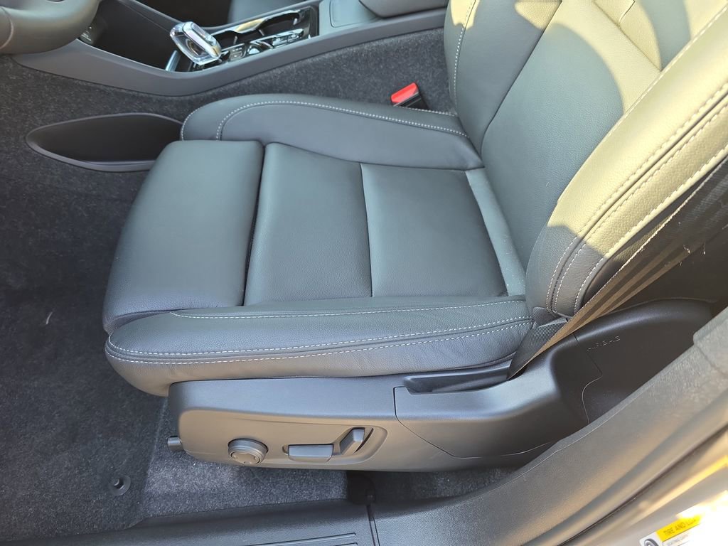 Certified 2025 Volvo XC40 B5 Plus w/ Protection Package Premier image 20