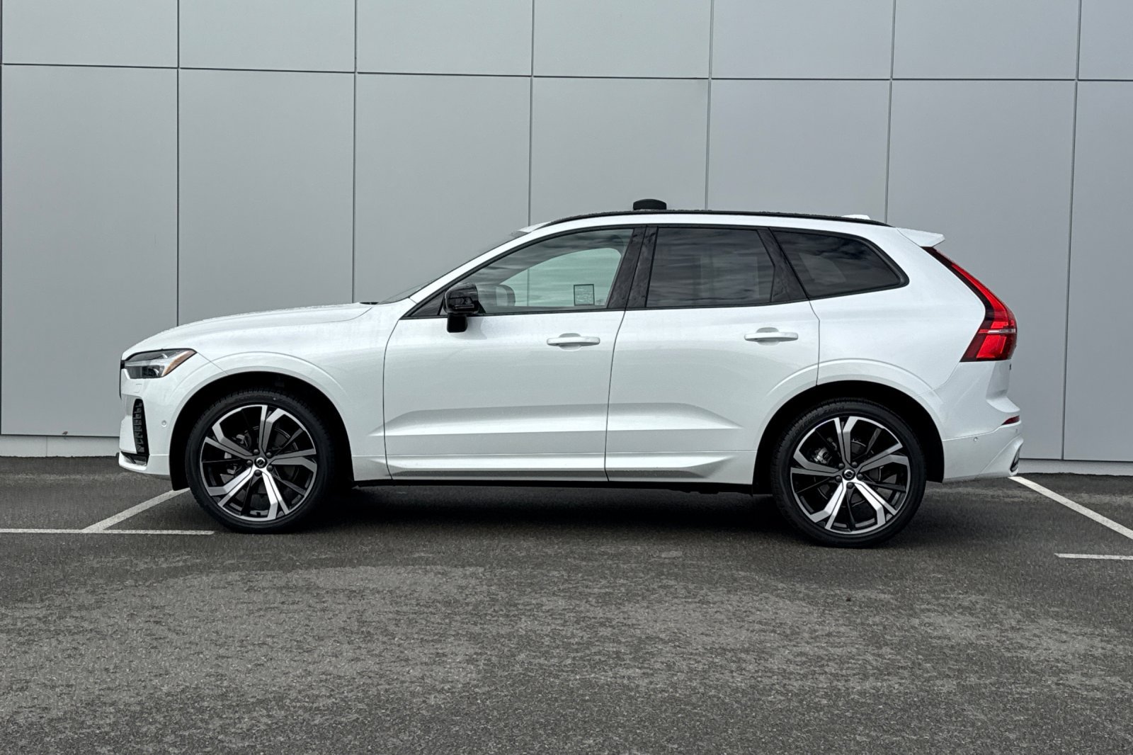 Used 2024 Volvo XC60 B5 Ultimate w/ Climate Package AWD/4WD image 2