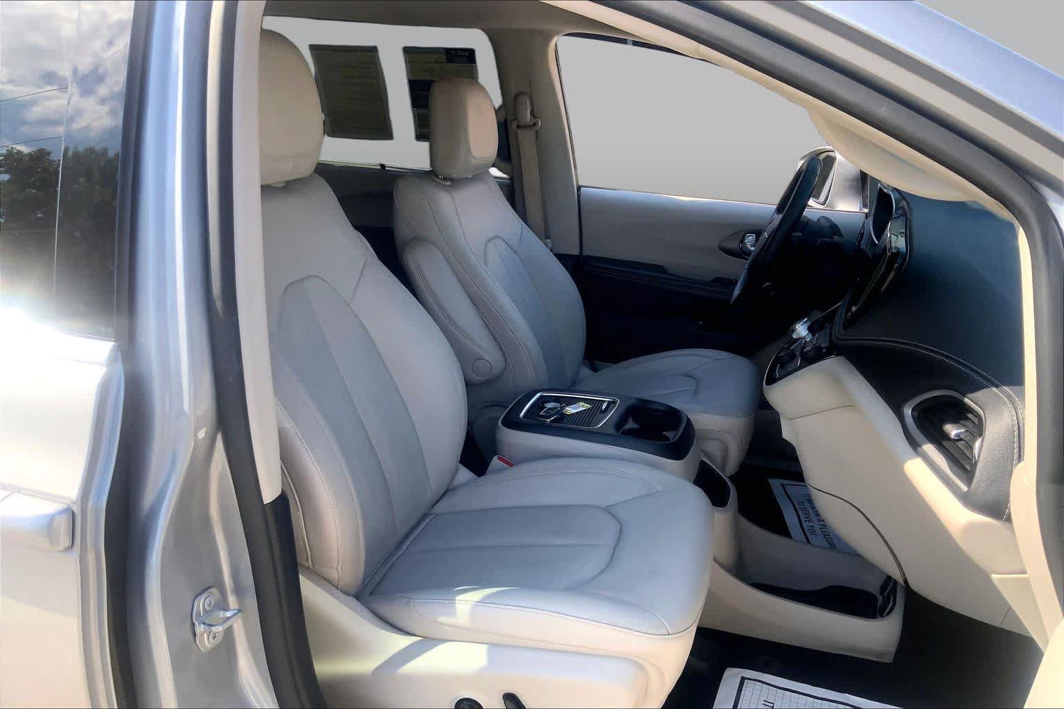 Used 2021 Chrysler Pacifica Touring-L FWD image 9