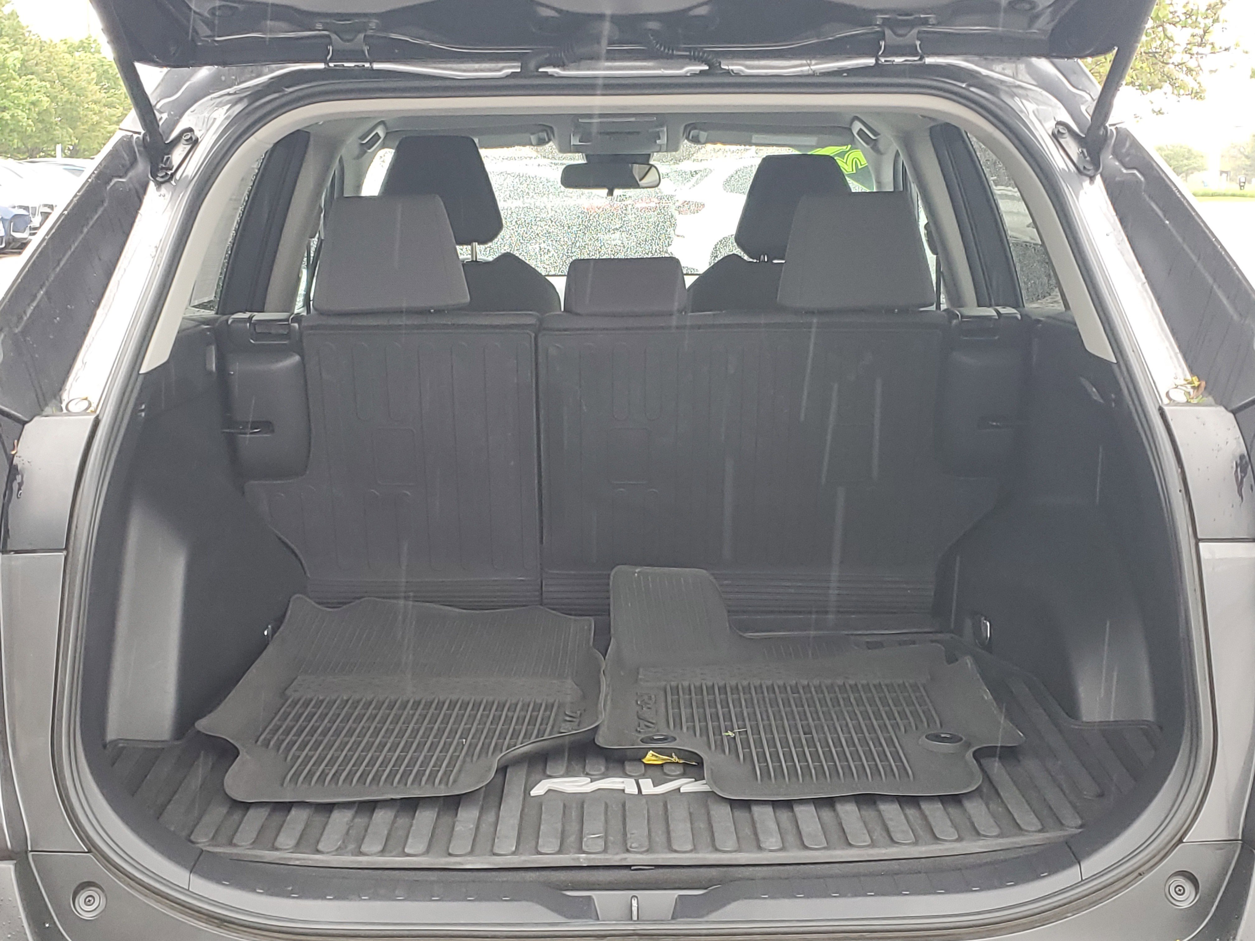 Used 2021 Toyota RAV4 XLE AWD/4WD image 24