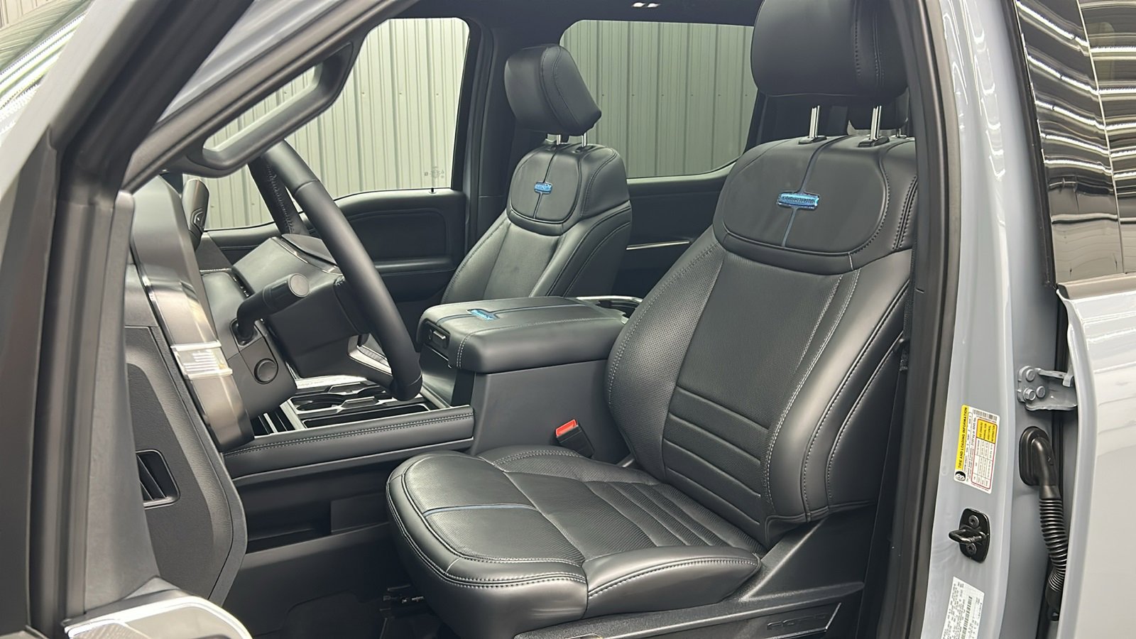 Used 2025 Ford F450 Platinum w/ FX4 Off-Road Package image 35