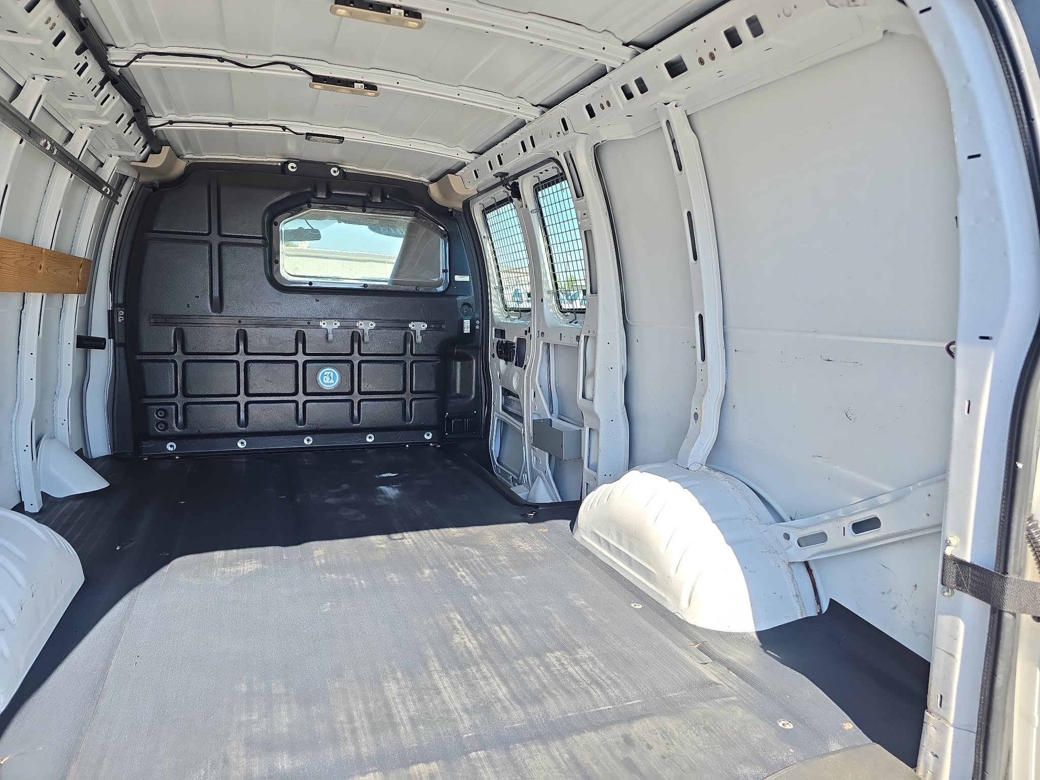 Used 2018 Chevrolet Express 2500 w/ Driver Convenience Package RWD image 11