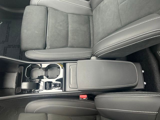 Certified 2025 Volvo XC40 B5 Plus AWD/4WD image 25