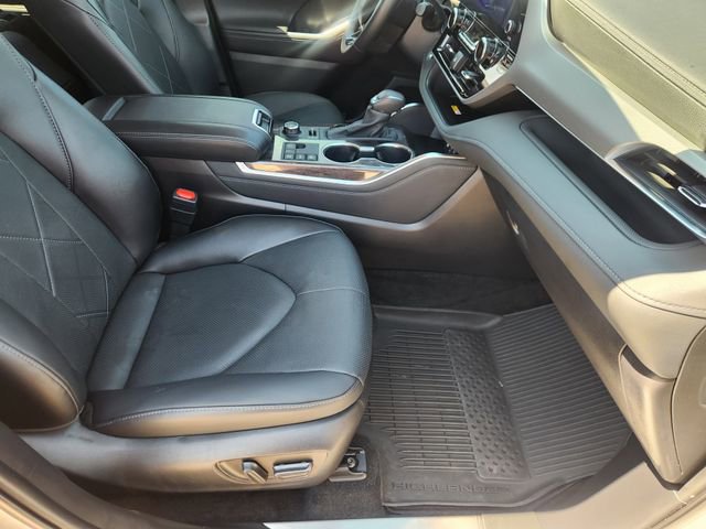 Certified 2025 Toyota Highlander Platinum AWD/4WD image 14