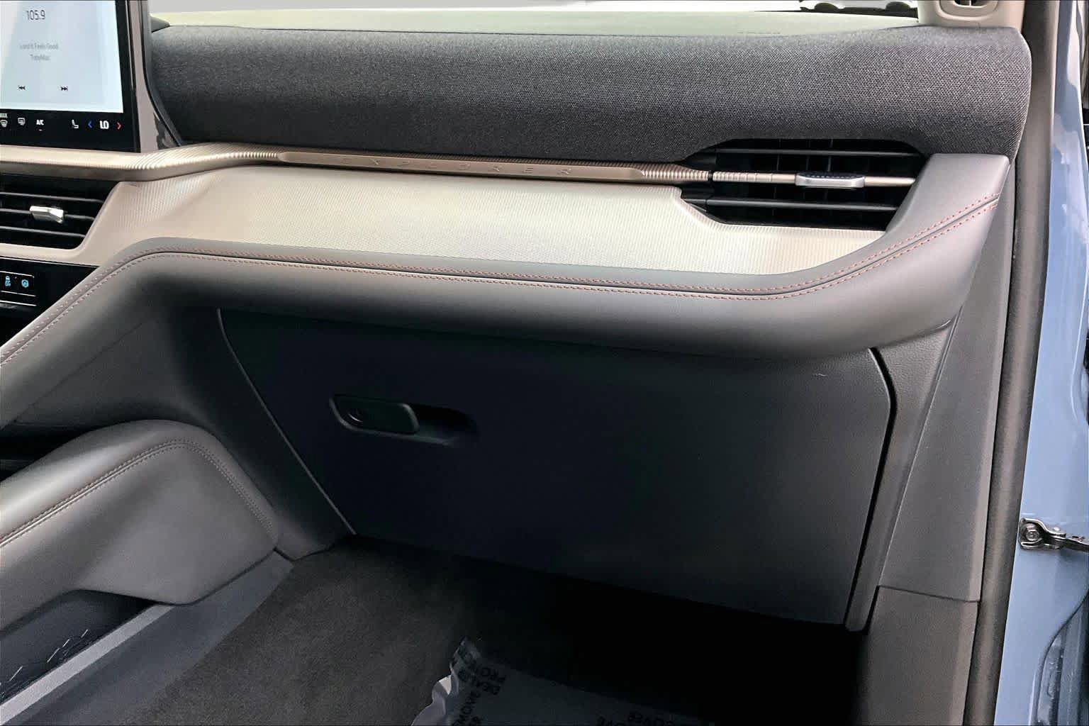 Used 2025 Ford Explorer Active w/ Active Comfort Package RWD image 19