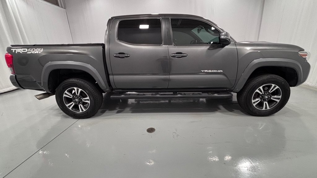 Used 2016 Toyota Tacoma TRD Sport AWD/4WD image 4