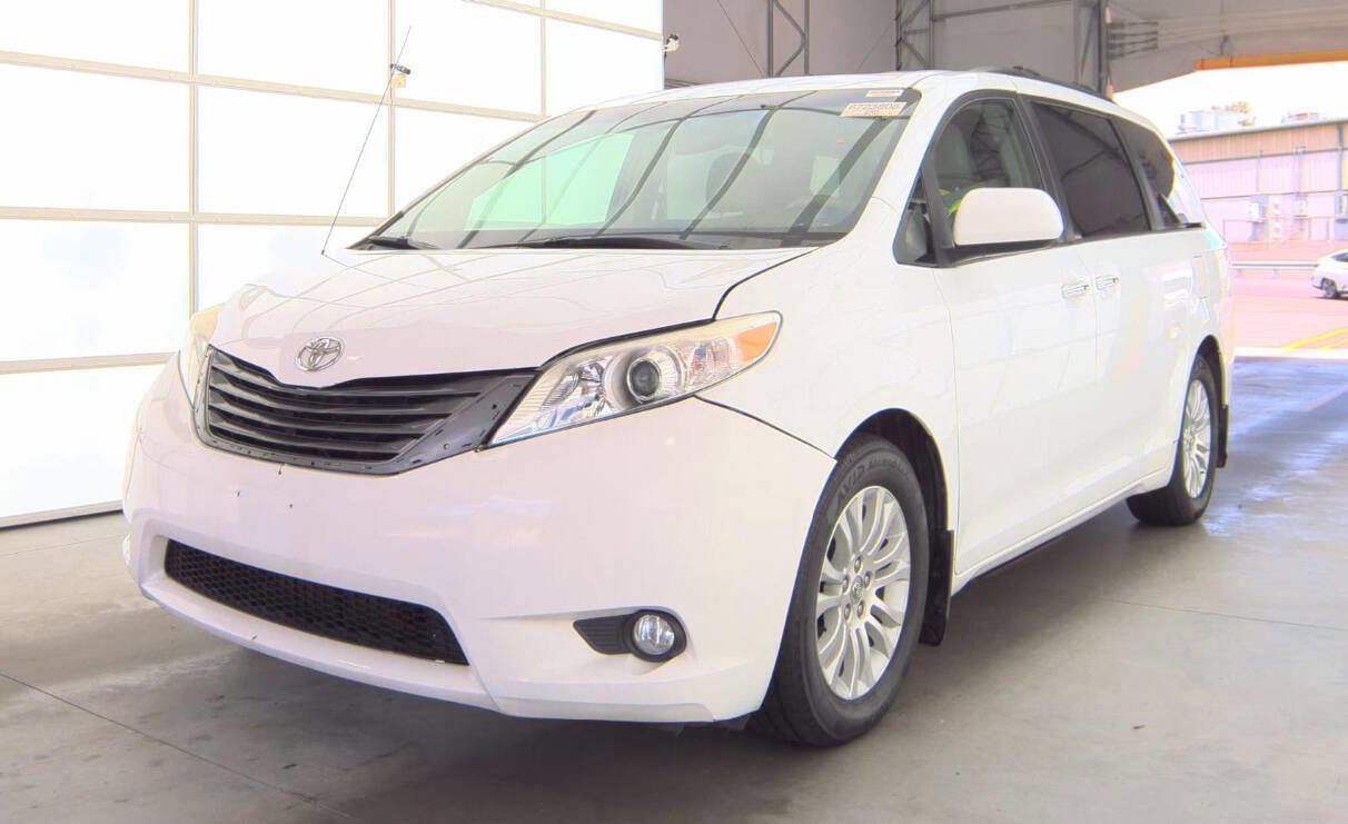 Used 2014 Toyota Sienna XLE image 5