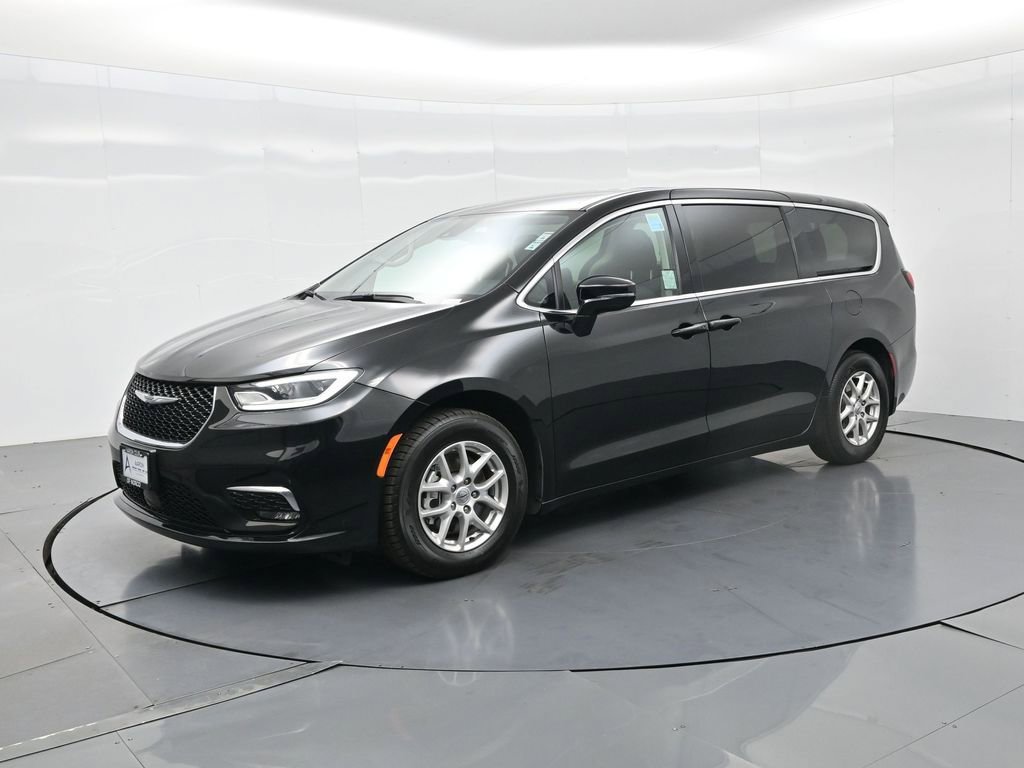 Used 2024 Chrysler Pacifica Touring-L image 2