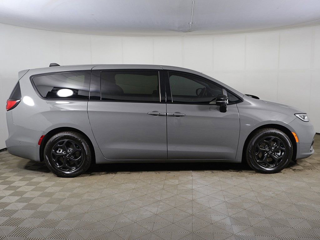 Used 2023 Chrysler Pacifica Limited w/ Uconnect Theater Family Group image 20