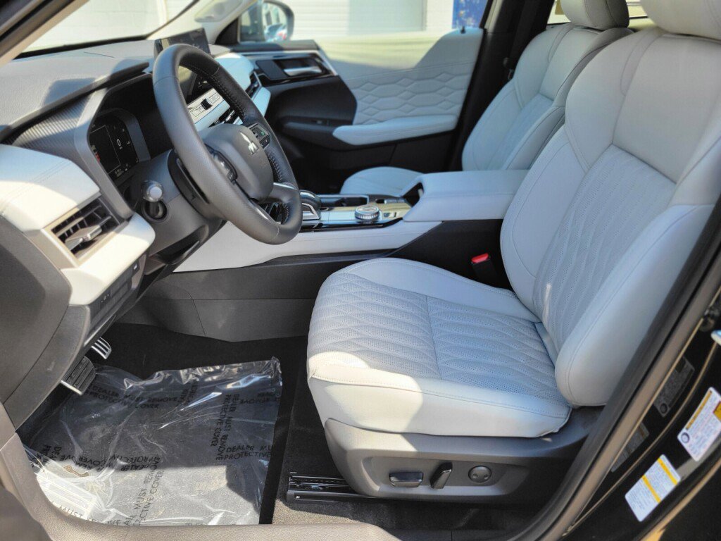 New 2025 Mitsubishi Outlander SEL image 16