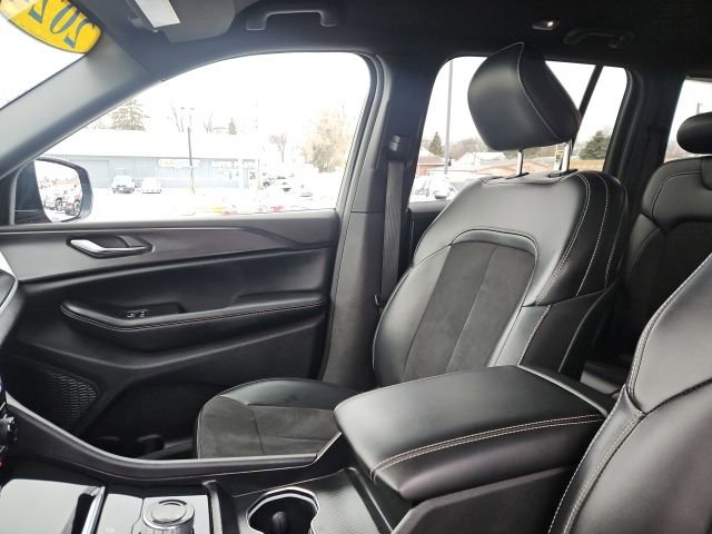 Used 2024 Jeep Grand Cherokee Altitude image 30