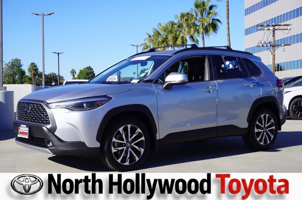 Certified 2022 Toyota Corolla Cross XLE image 3