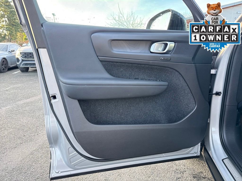 Used 2023 Volvo XC40 Recharge Plus image 12