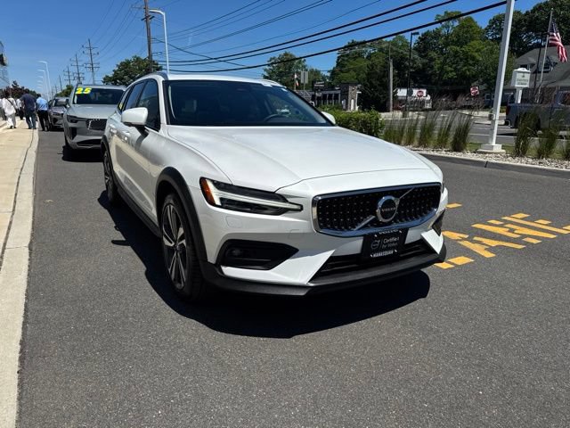 Certified 2025 Volvo V60 B5 Cross Country Plus AWD/4WD image 6
