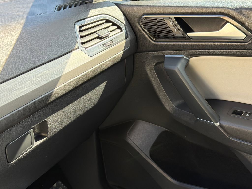 Used 2018 Volkswagen Tiguan SEL w/ R-Line Package image 31