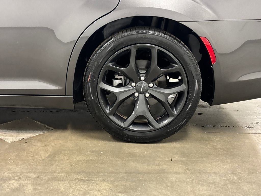 Used 2022 Chrysler 300 Touring w/ Sport Appearance Package image 12