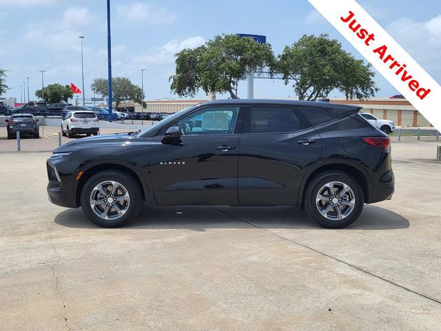 Used 2025 Chevrolet Blazer LT FWD image 2