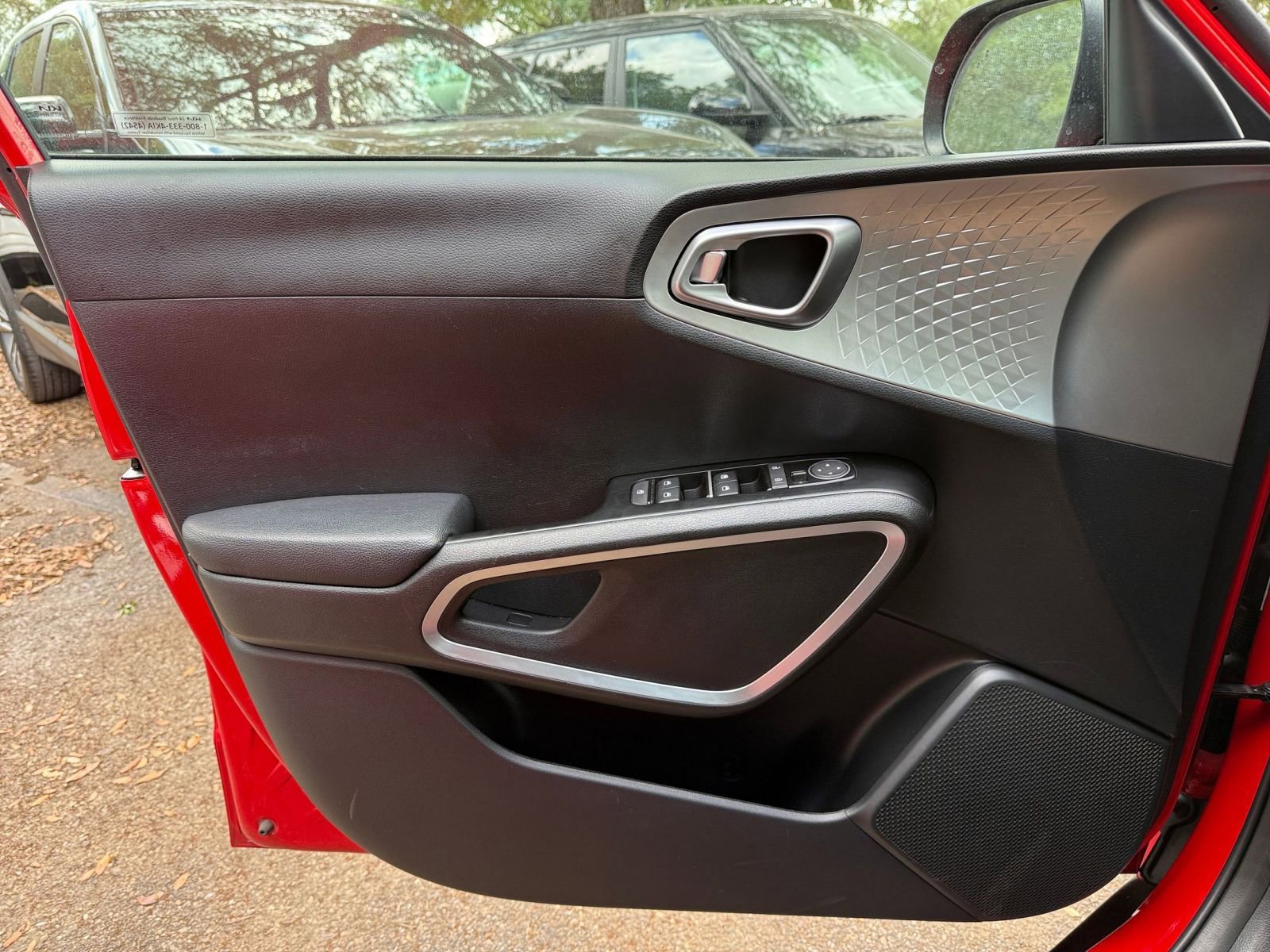 Used 2025 Kia Soul LX w/ LX Technology Package FWD image 31