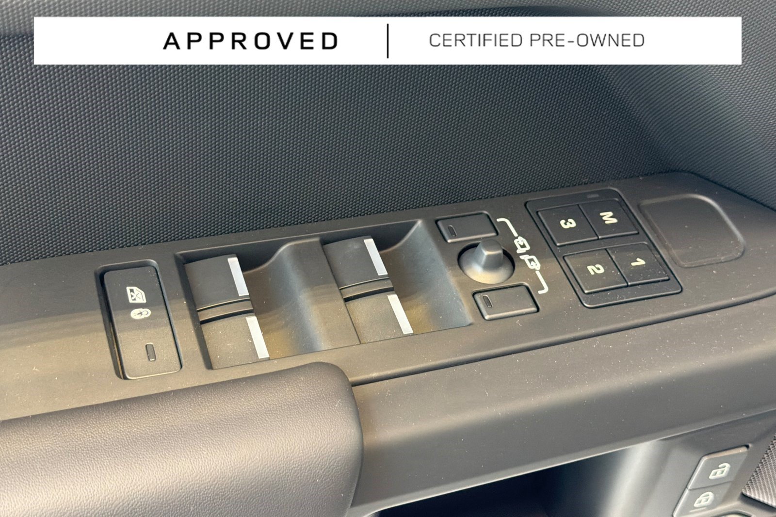 Used 2025 Land Rover Defender 130 X-Dynamic SE AWD/4WD image 13