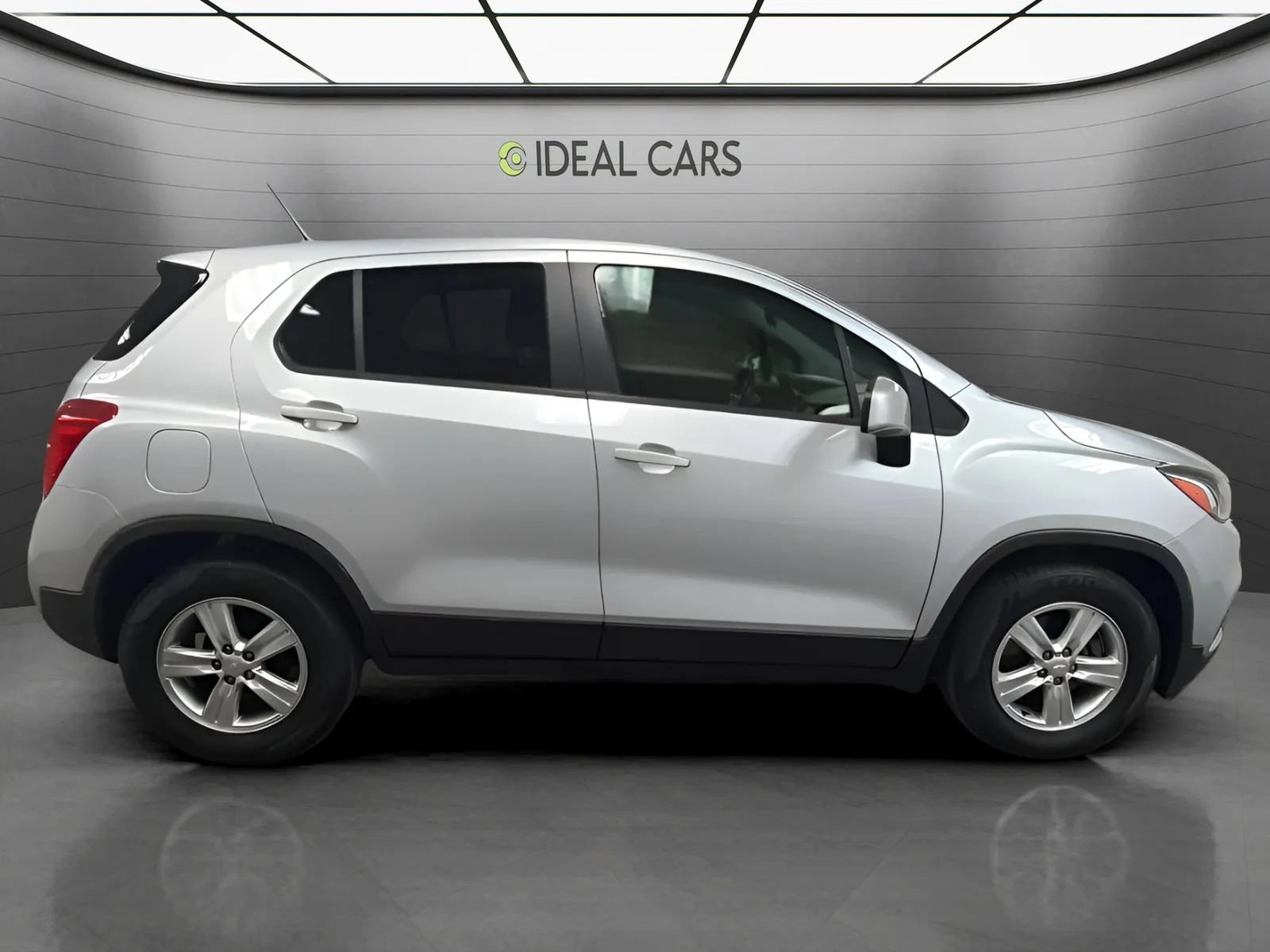 Used 2020 Chevrolet Trax LS w/ Tint and Cruise Package FWD image 4