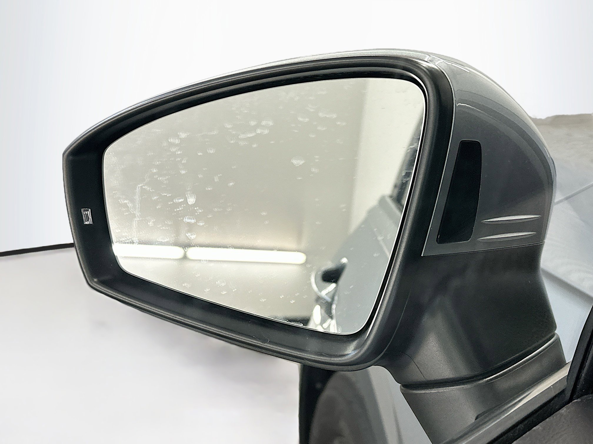 Used 2024 Volkswagen Tiguan SE w/ Panoramic Sunroof Package image 16