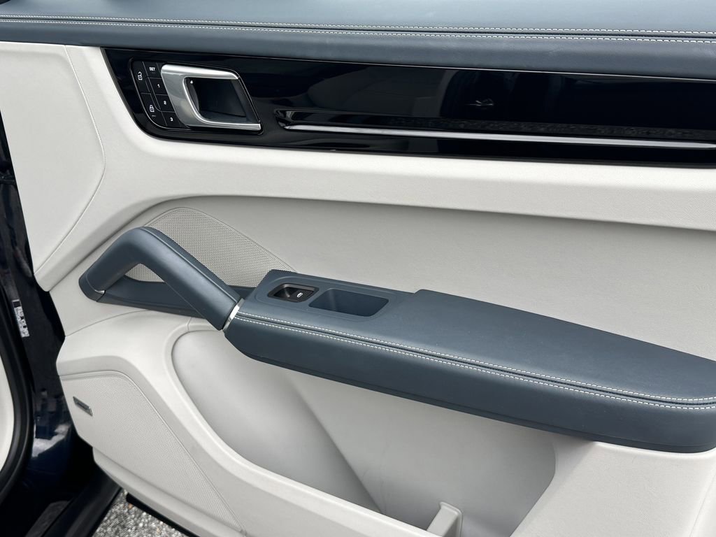 Used 2022 Porsche Cayenne S image 17