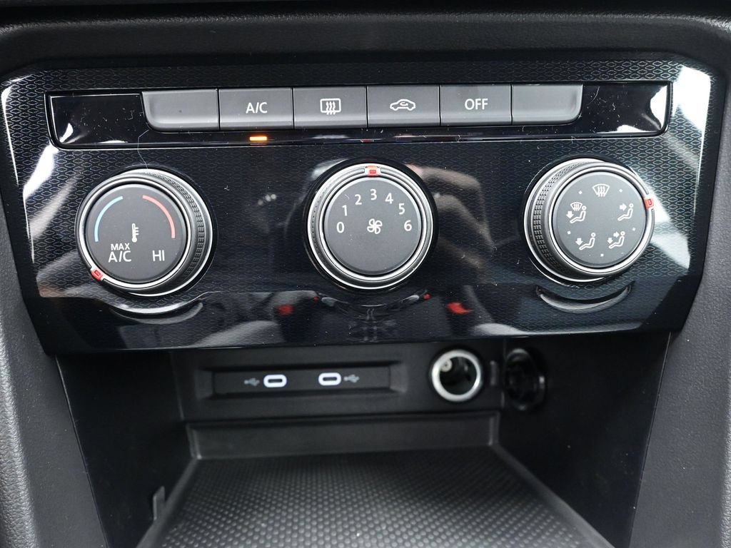 Used 2025 Volkswagen Taos SE FWD image 13