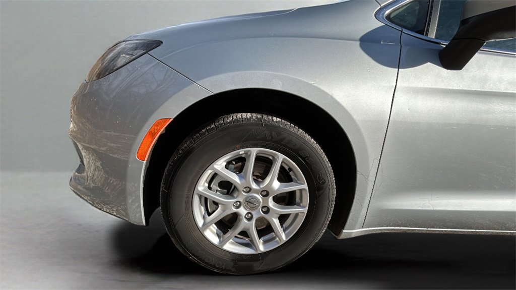 Used 2023 Chrysler Voyager LX image 9