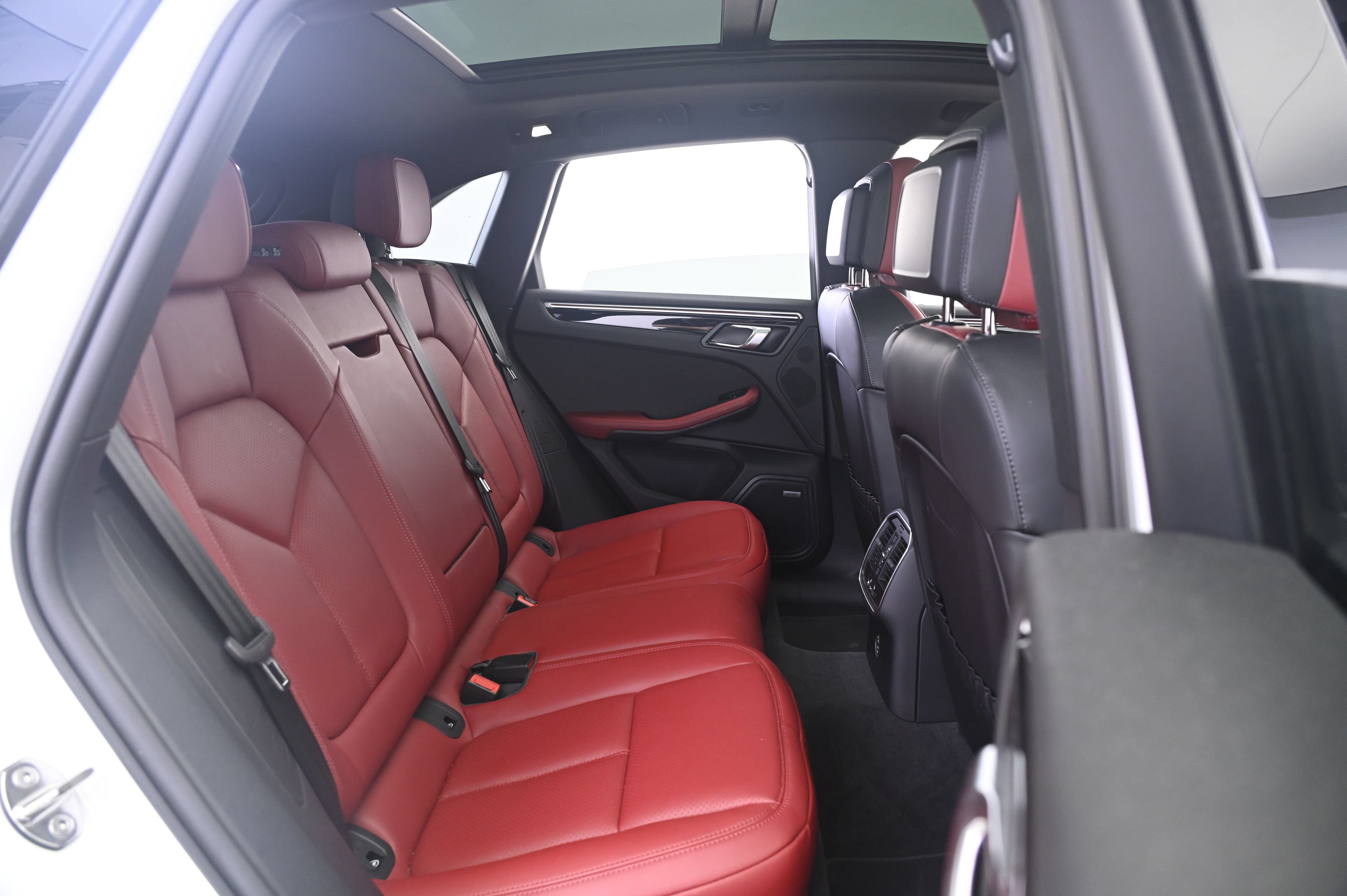 Certified 2024 Porsche Macan S AWD/4WD image 18