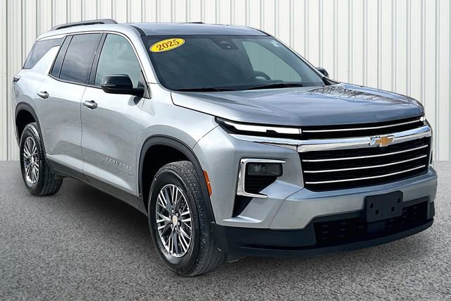 Used 2025 Chevrolet Traverse LT image 1