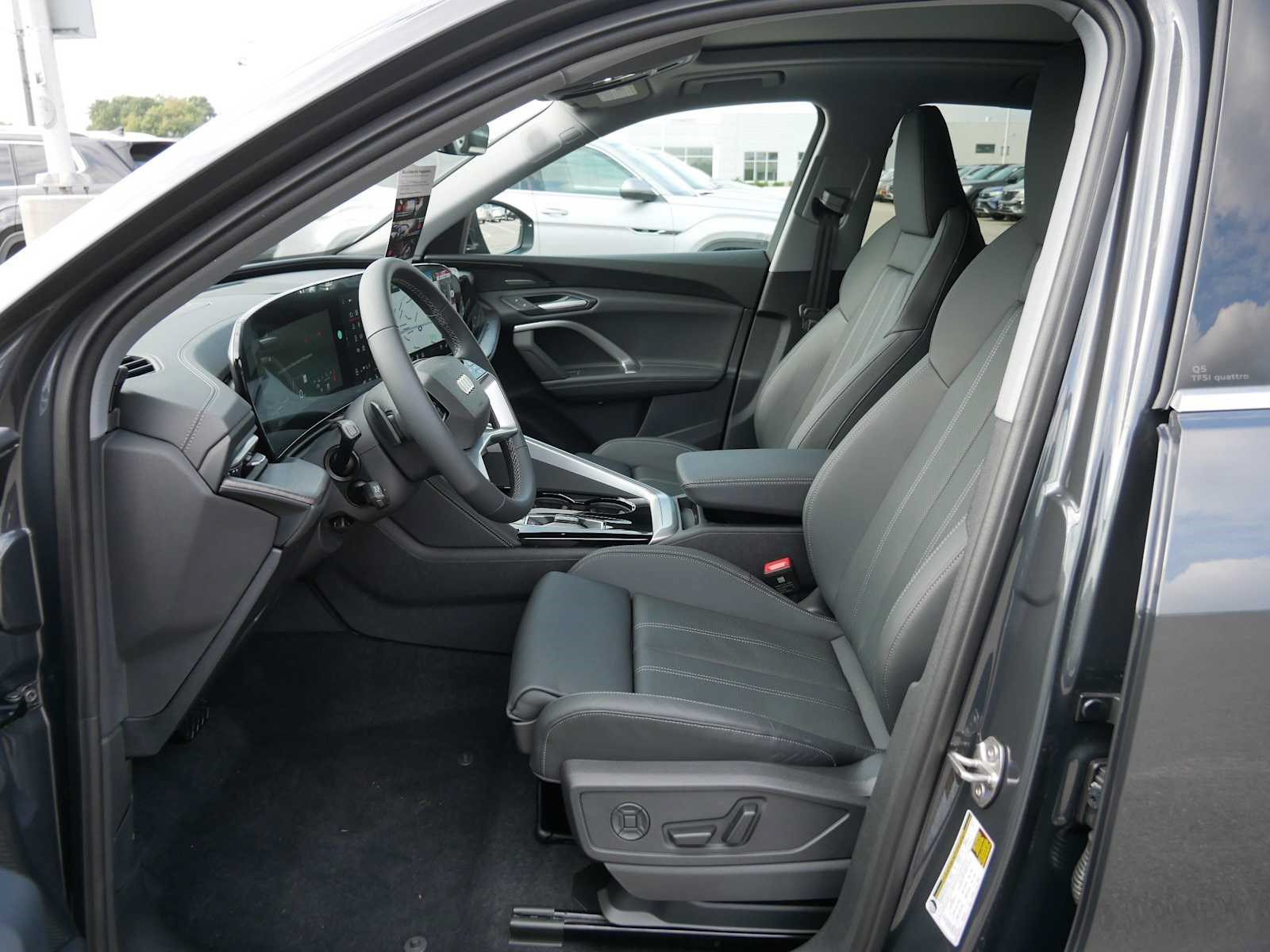Used 2025 Audi Q5 Premium Plus w/ Premium Plus AWD/4WD image 6