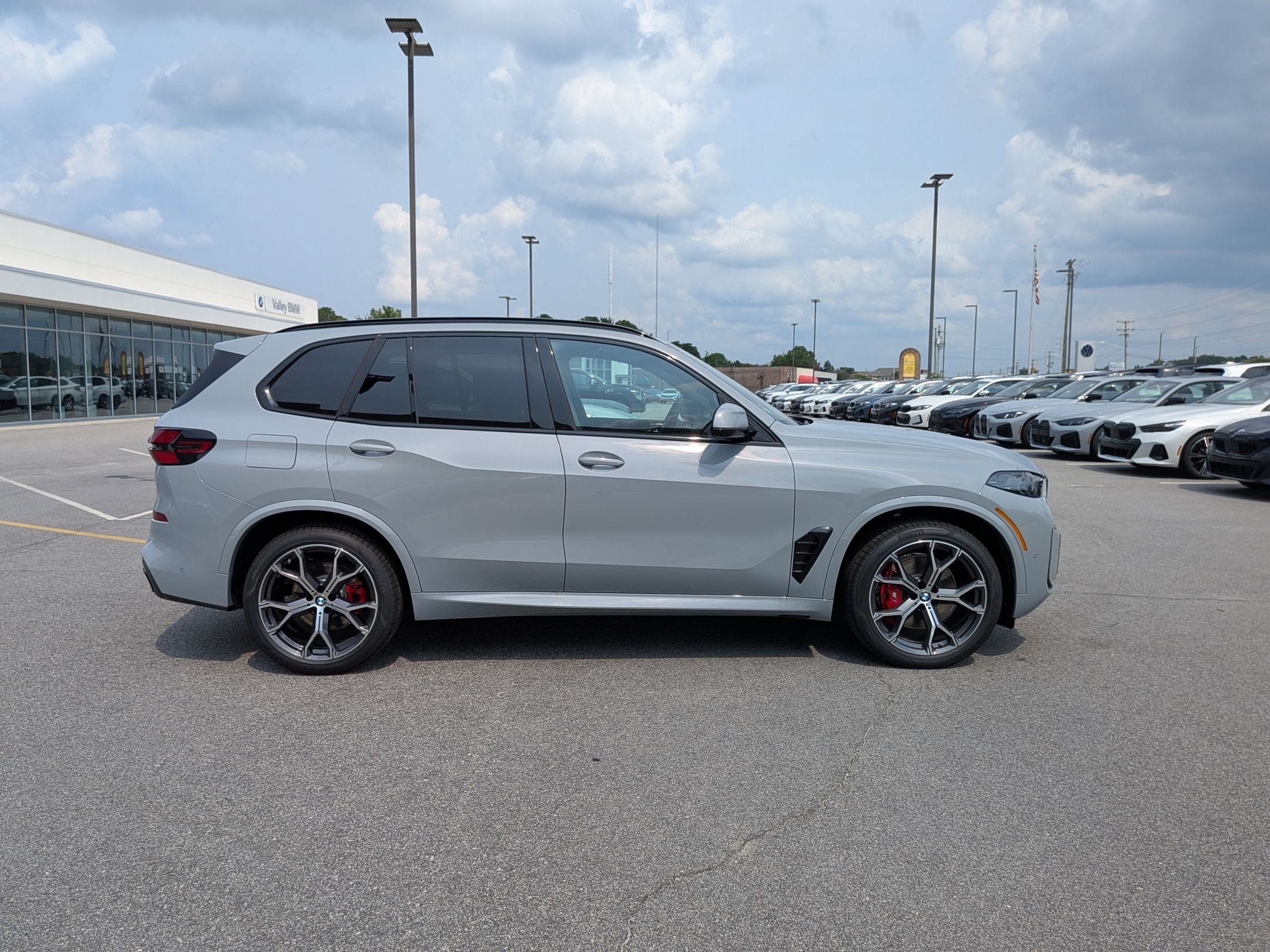 New 2026 BMW X5 xDrive40i w/ M Sport Package AWD/4WD image 2