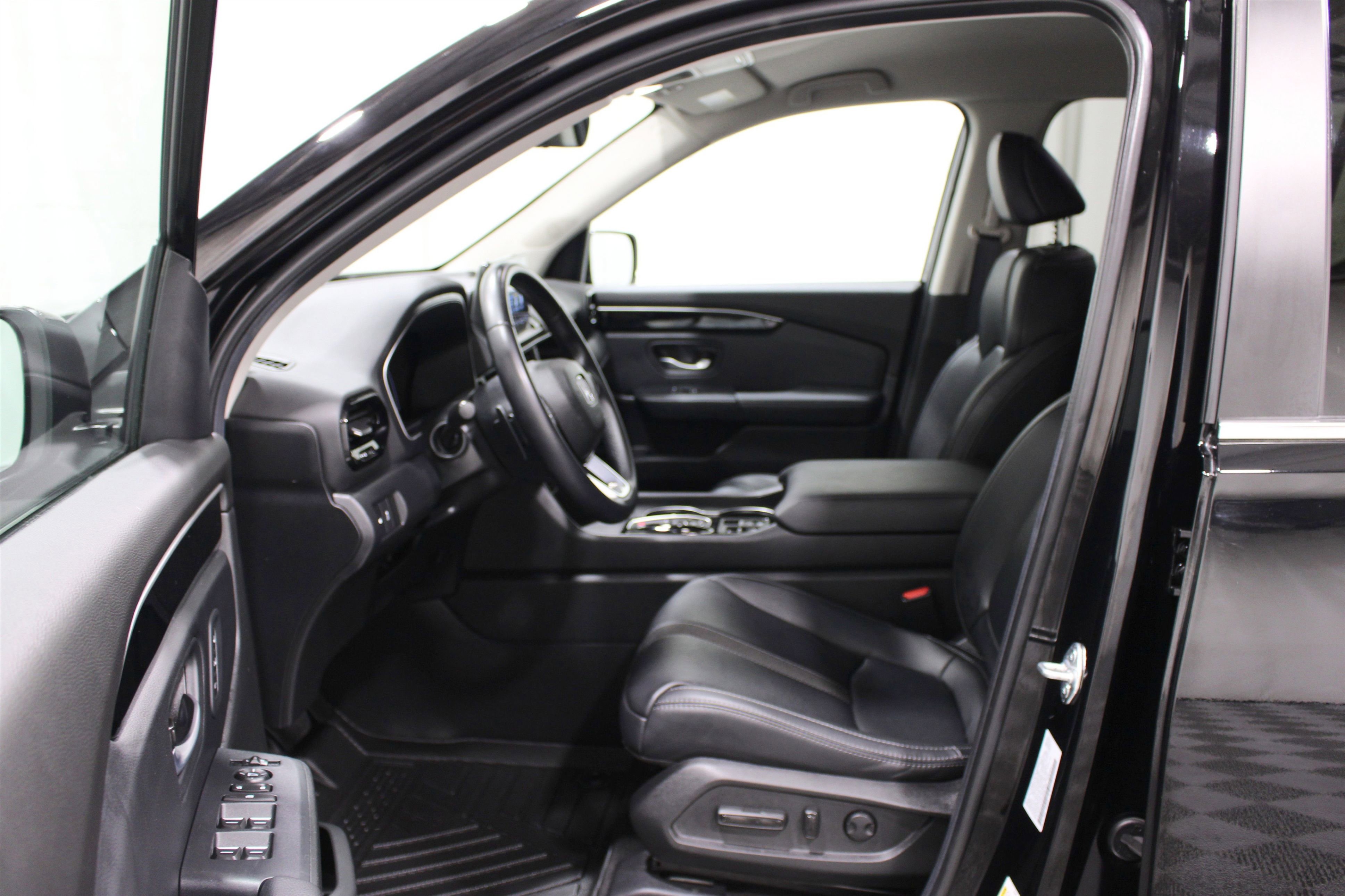 Used 2025 Honda Pilot EX-L image 3