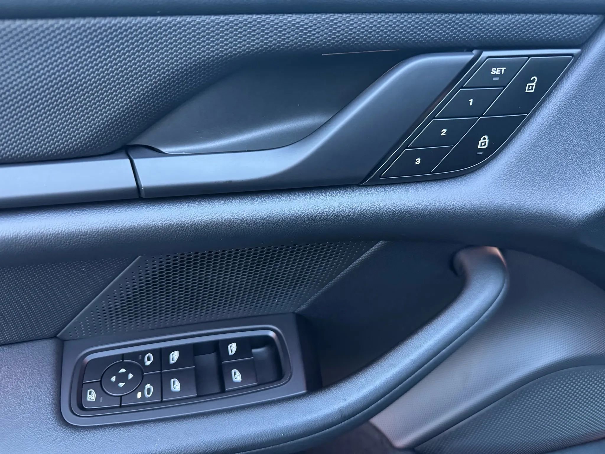 Used 2022 Porsche Taycan 4S image 37