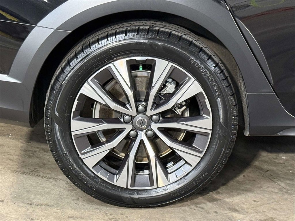 Used 2024 Volvo V90 B6 Cross Country Plus image 13