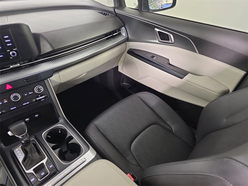 Used 2022 Kia Carnival LX image 17