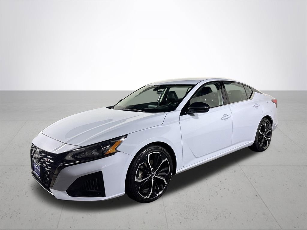 Used 2023 Nissan Altima 2.5 SR image 2