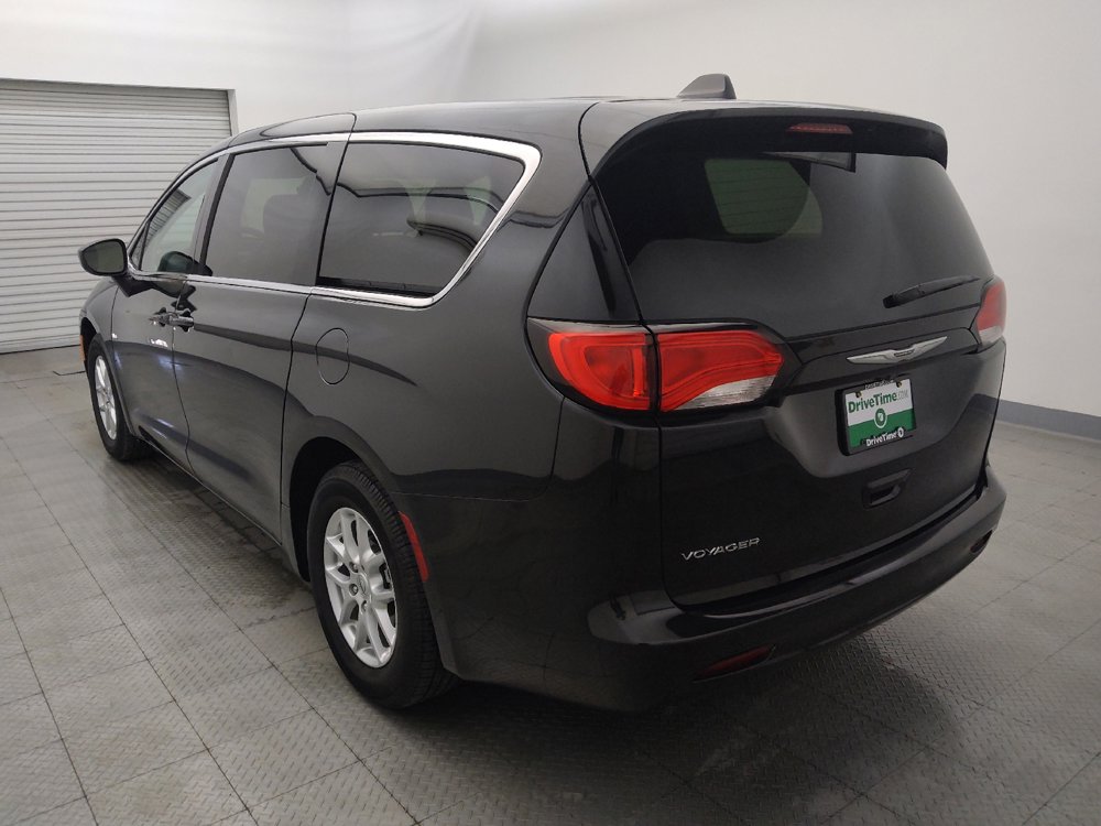 Used 2022 Chrysler Voyager LX FWD image 5