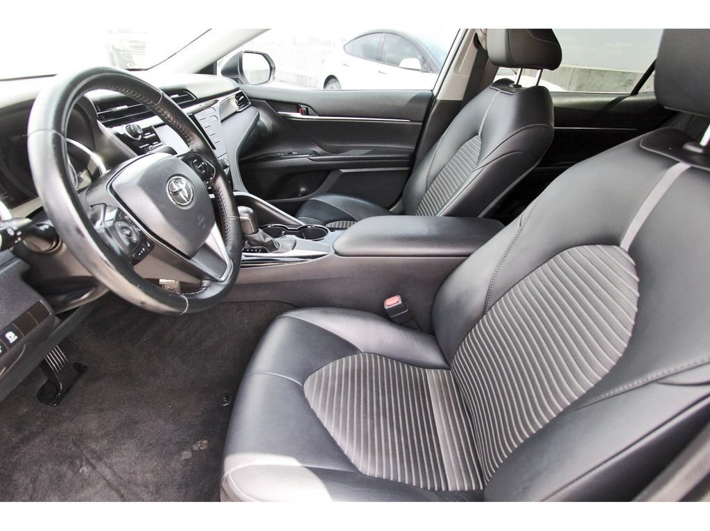 Used 2020 Toyota Camry SE FWD image 6