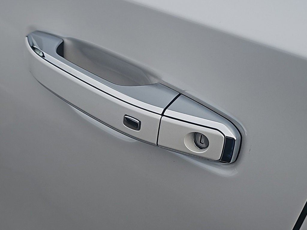 Used 2021 GMC Yukon XL Denali w/ Denali Premium Package image 10