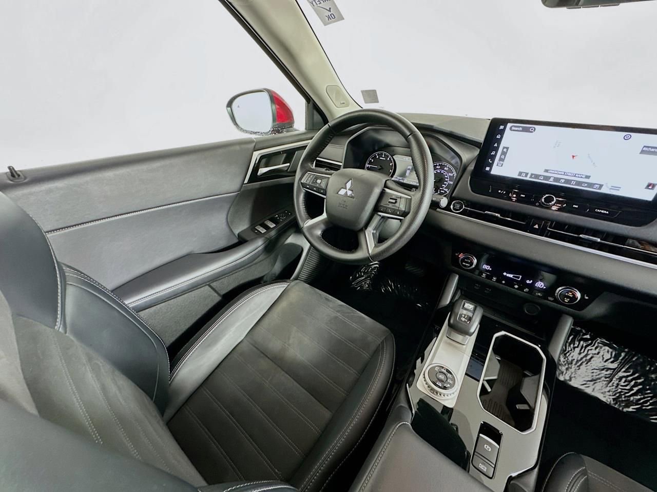 Used 2025 Mitsubishi Outlander SE image 11