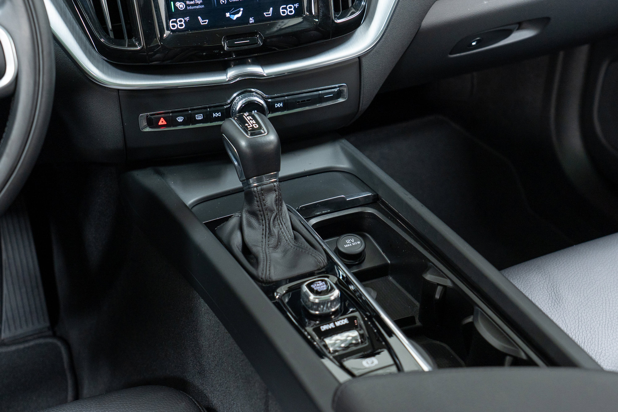 Used 2018 Volvo XC60 T5 Momentum w/ Convenience Package image 20