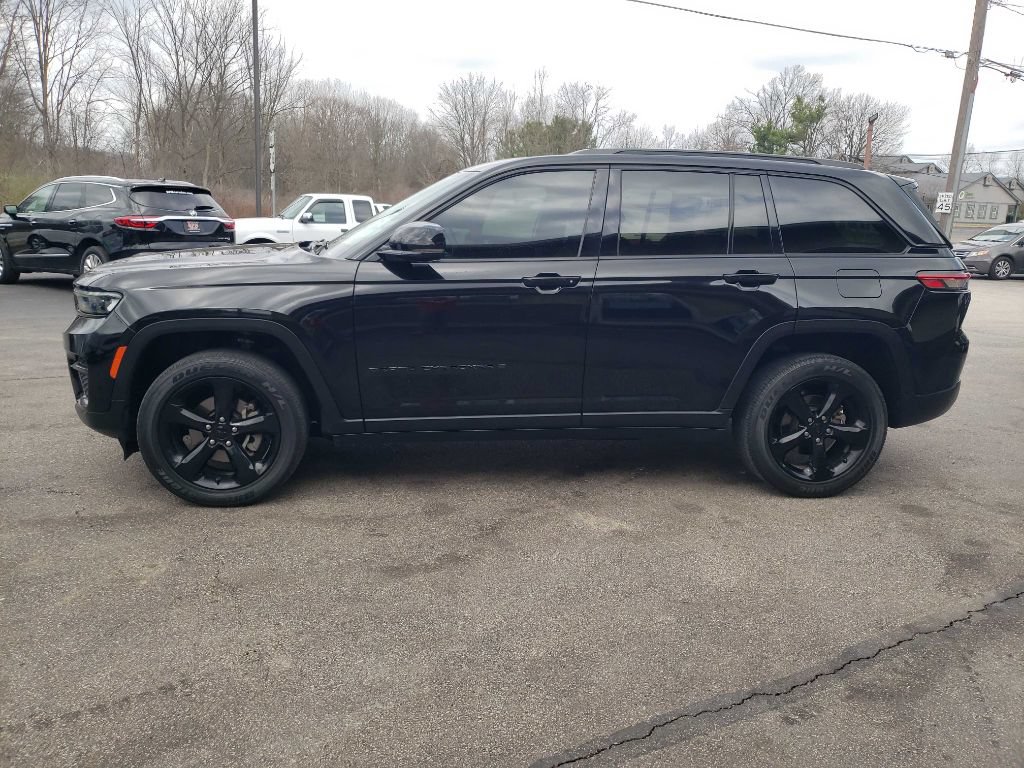 Used 2023 Jeep Grand Cherokee Altitude AWD/4WD image 4
